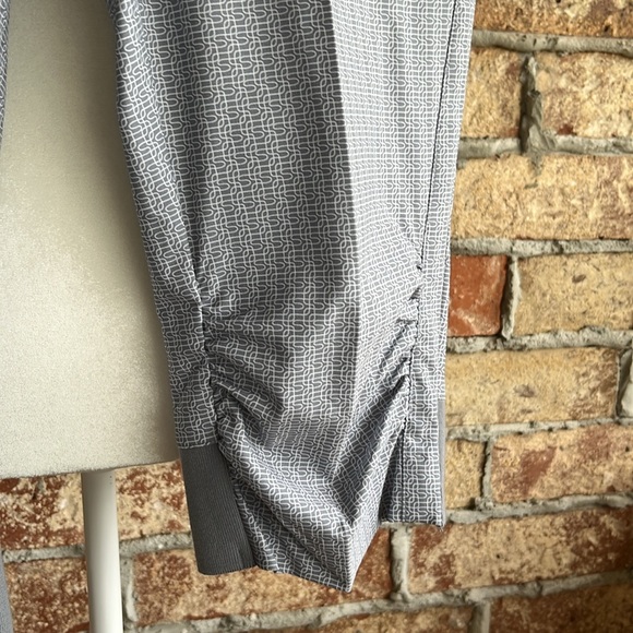 Annika Morgain Pull On Knee length Women’s Capris Gray Pattern Sz 10 Rushed Knee - Picture 5 of 10